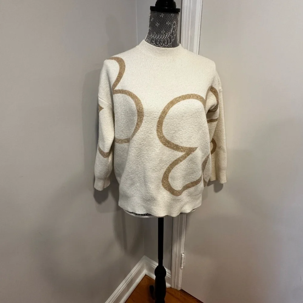 Le Lis Women’s small Cream Pullover Sweater Large Floral Daisy Outline Crew Neck